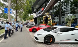 Đỗ 6 siêu xe trên vỉa hè, cửa hàng K-SUPER bị xử phạt