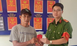 Nhặt được 22,5 triệu đồng, người bán bánh mì đứng chờ nhiều ngày để tìm chủ nhân