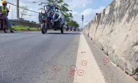 Hơn 30 phút hút được 400 mảnh đinh dày đặc 'bẫy' người đi đường quốc lộ ở TPHCM