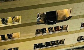 Ô tô đâm thủng tường tầng 4 nhà để xe của chung cư ở TPHCM 