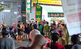 Người đàn ông ngồi sau xe máy bất ngờ ngã xuống đường, tử vong với vết thương ở cổ