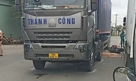 Xe máy va chạm container, 2 mẹ con tử vong