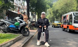 Xử phạt 2 người điều khiển vali chạy trên đường phố ở TPHCM 