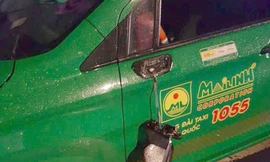 Không cho vượt, lái xe rác đập gãy kính taxi ở TPHCM