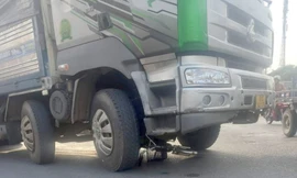 Xe tải va chạm xe đạp điện, 2 bà cháu thương vong 