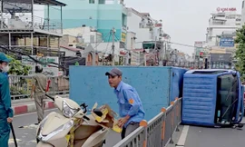 Xe tải lật ngang trên cầu chữ Y ở TPHCM 