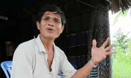 Công nhân bắt cá, mò cua chờ lương