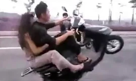'Nổi da gà' với đôi nam nữ bốc đầu xe máy