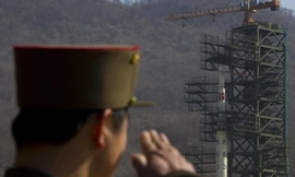 Lính Triều Tiên trước bệ phóng tên lửa Unha-3 hồi tháng 4