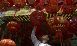 Một cửa hàng bán đèn lồng Trung Quốc ở Phnom Penh. (Ảnh: SCMP)