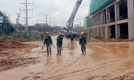 Đơn vị thi công khiếp đảm với con đường lầy lội