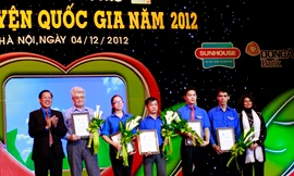 Bí thư Thường trực T.Ư Đoàn Phan Văn Mãi và bà Pratibha Mehta, Điều phối viên thường trú Liên Hợp Quốc tại Việt Nam trao giải thưởng Tình nguyện Quốc gia Việt Nam 2012 cho 5 tình nguyện viên xuất sắc nhất Ảnh: Mai Xuân Tùng