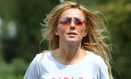 Cựu thành viên Spice Girls lộ da bụng nhăn nheo