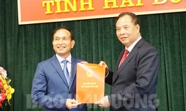 Bí thư Tỉnh ủy, Chủ tịch HĐND tỉnh Hải Dương Nguyễn Mạnh Hiển trao quyết định và chúc mừng đồng chí Lưu Văn Bản. 