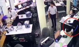 Kinh hoàng cảnh kẻ cướp ngân hàng dí dao vào cổ nữ nhân viên