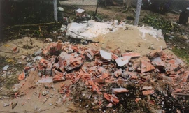 Mộ phần mẹ vợ của ông Kiệm bị đập phá. Ảnh: Minh Anh. 