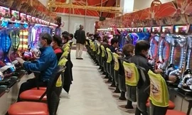COVID-19: Hoa anh đào nở rộ ở Nhật không ai ngắm, khu trò chơi Pachinko đông khách