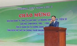 Ông Lê Hoàng Anh Tuấn tại buổi giao lưu tại Trường THPT Nghi Lộc 3. 