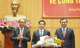 Các đồng chí Phan Việt Cường và Đinh Văn Thu trao quyết định và chúc mừng đồng chí Lê Văn Dũng. 