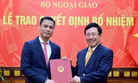 Phó Thủ tướng Phạm Bình Minh trao quyết định cho đồng chí Đặng Hoàng Giang. 