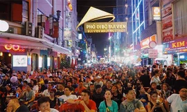 CĐV tại phố Tây Bùi Viện buồn sau khi đội nhà bị gỡ hoà. Ảnh: Vnexpress