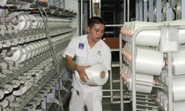 Công nhân kỹ thuật xưởng Filament - NMXS Đình Vũ đứng máy sản xuất sợi DTY 