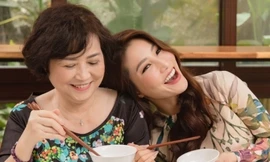 Diễm My chụp ảnh cùng mẹ dịp Tết Kỷ Hợi vừa qua. 