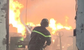 Lửa bao trùm công ty gỗ rộng gần 3.000m2 ở Bình Dương