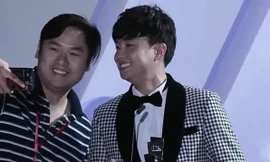 Bị fan cuồng đòi chụp ảnh lúc đang phát biểu, Quốc Trường có hành động đẹp