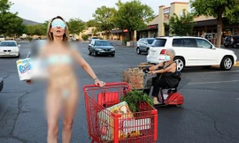 Lấy khẩu trang làm bikini, nữ nghệ sĩ Mỹ bị chỉ trích dữ dội