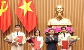 Viện trưởng VKSNDTC Lê Minh Trí trao quyết định và chúc mừng 3 cán bộ. 