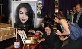 Mẹ á hậu Thái Lan tử nạn vụ máy bay rơi khóc ngất bên di thể con