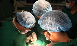 Xem bác sĩ phẫu thuật ca ung thư tuyến giáp có hạch to bằng quả trứng gà