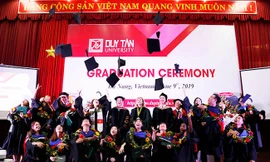 Sinh viên Duy Tân nhận bằng Tốt nghiệp của ĐH Keuka, Mỹ