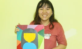 Từ Thanh Thuý (SN 1993) và bức tranh em tự hoạ. Ảnh: Nguyễn Thảo 