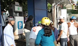 Người dân đảo Lý Sơn xếp hàng mua xăng dầu dự trữ