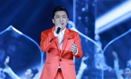 Lam Trường say sưa hát 'Gót hồng' bên 30 thí sinh Hoa hậu Việt Nam