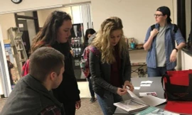 Sinh viên ĐH Bang Ohio trao đổi sách. Ảnh: Mansfield News Journal.