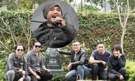 Showbiz 1/3: Xúc động hình ảnh ban nhạc Bức Tường viếng mộ cố nhạc sĩ Trần Lập