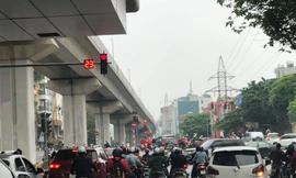 Đường phố Hà Nội bất ngờ nhộn nhịp dù đang 'cách ly toàn xã hội'