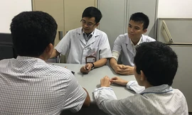 Trẻ bị tăng động giảm chú ý khám tại Viện Sức khỏe Tâm thần ngày 7/5. Ảnh: Lê Nga. 