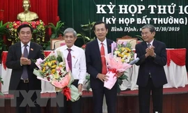 Ông Đoàn Văn Phi (thứ 2 từ phải qua) được bầu giữ chức Phó Chủ tịch Hội đồng nhân dân tỉnh Bình Định khóa XII. (Ảnh: Phạm Kha/TTXVN)