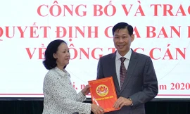 Đồng chí Trương Thị Mai trao quyết định và chúc mừng đồng chí Đỗ Văn Phới. Ảnh TTXVN