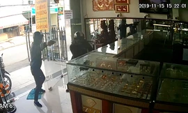 Kinh hoàng cảnh tiệm vàng bị cướp nổ súng tấn công trong 30 giây