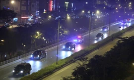 Biệt đội xe hộ tống Tổng thống Mỹ từ sân bay Nội Bài về khách sạn