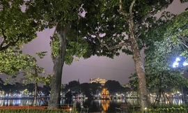 Hà Nội mưa ngập phố, hồ Gươm vắng hoe trước giao thừa