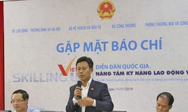 Thứ trưởng LĐ-TB&XH Lê Quân chia sẻ về gắn kết giữa trường nghề và doanh nghiệp. 