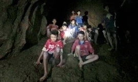 Huấn luyện viên và 12 cậu bé bị mắc kẹt trong hang khi được tìm thấy hồi tháng 7. Ảnh: USA Today. 