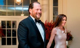 Vợ chồng CEO Salesforce - Marc Benioff và Lynne Benioff. Ảnh: AFP 