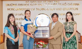 Hoa hậu Tiểu Vy về trường đại học tham dự buổi học đầu tiên
